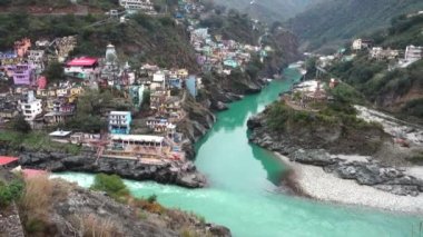 24 Ocak 2022. Uttarakhand Hindistan. Devpray Ag 'da Confluence ya da Sangam' ın sinematik çekimi. Kutsal nehirler Bhagirathi ve Alaknanda birleşir ve Ganga adını alır..