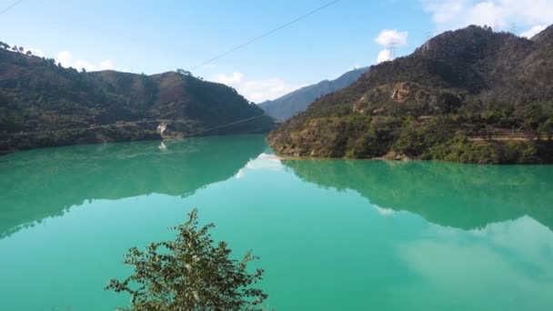 印度Uttarakhand Garhwal地区Srinagar和Rudraprayag之间的Alaknanda河 — 图库视频影像
