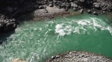 Hindistan 'ın Uttarakhand kentindeki Garhwal bölgesinde Srinagar ve Rudraprayag arasında akan Alaknanda Nehri' nin hava görüntüsü..