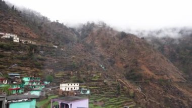 Uttarakhand. Hindistan. 23 Ocak 2022. Madmaheshwar Mahadev dağ zirvelerinin güzel bir sinematik çekimi. Chamoli Garhwal 'daki Ransi Köyü.