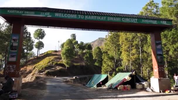 ウタラカンド インド 2022年1月23日 Uttarakhand州のRudraprayag地区のKartik Swamiヒンドゥーへの入場ゲート — ストック動画
