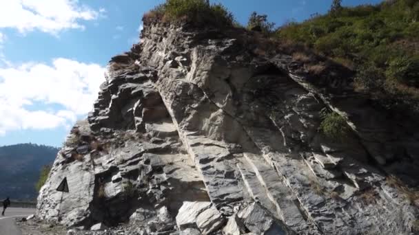 Cięte Dół Skaliste Wzgórze Poboczu Drogi Poszerzające Się Stanie Uttarakhand — Wideo stockowe