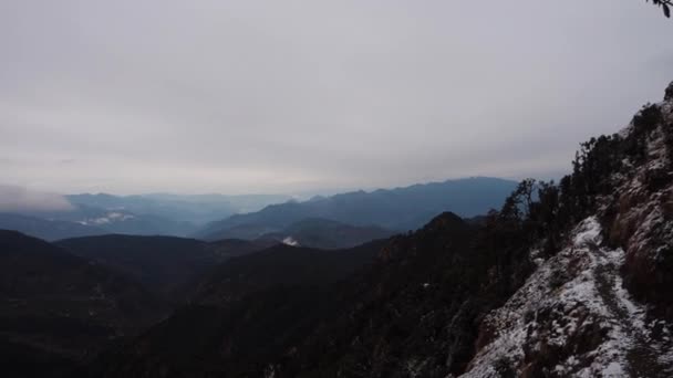 ウタラカンド インド 2022年1月23日冬の間に美しいショットヒマラヤ山の峰や谷 カリトク スワミ ウタラカンドのトップ ピーク — ストック動画