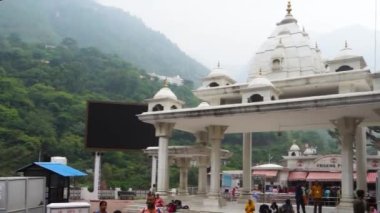 5 Temmuz 2022 Katra, Jammu ve Kaşmir, Hindistan. Giriş kapısında kuyrukta bekleyenler var. Shri Mata Vaishno Devi Tapınağı, bir Hindu haccı..