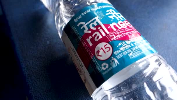Juli 2022 Haridwar India Rail Neer Verpakt Drinkwaterfles Aangeboden Door — Stockvideo
