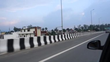4 Temmuz 2022 Haridwar India. Dehradun-Haridwar çevre yolu hareket halindeki bir arabadan pencere manzarası.