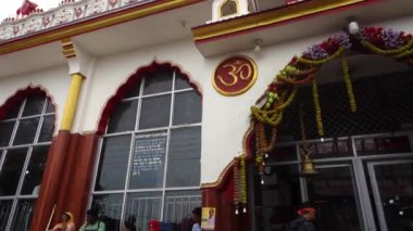 5 Temmuz 2022 Katra, Jammu ve Kaşmir, Hindistan. Katra 'daki Charan Paduka tapınağının dini mekanı, Mata Vaishno Devi Mağara Tapınağını ziyaret eden hacılar arasında popüler bir yer..