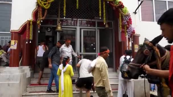 2022年7月5日インドのカトラ ジャム カシミール州 ヴァシノ デヴィ洞窟寺院を訪れる巡礼者の間で人気のあるカトラのチャラン パドゥカ寺院の宗教遺跡 — ストック動画