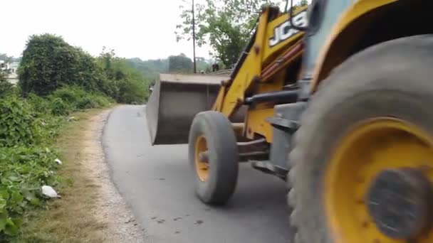 2022年11月24日 Dehradun City Uttarakhand India 一辆Jcb液压车辆经过路旁建筑工地 — 图库视频影像