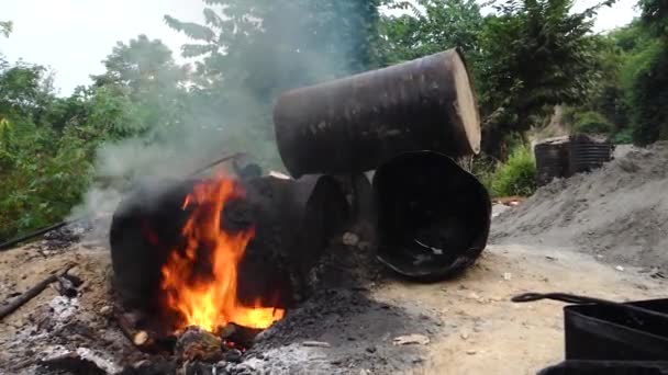 インドで炭燃焼と黒煙を紹介する映像 これらの炭容器は道路建設のために使用される — ストック動画