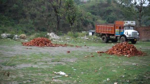 2022年10月14日 印度Uttarakhand的Dehradun市 一辆印度卡车在建筑工地卸下砖块 — 图库视频影像