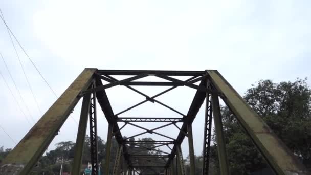 2022年10月14日 インド ウッタラーカンド州デフラダン市 正面から撮影されたトラス橋の閉鎖ショット — ストック動画