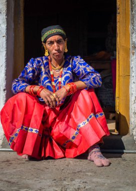 31 Ocak 2023, Tehri Garhwal, Uttarakhand, Hindistan. Geleneksel Garhwali kıyafeti giymiş yerli bir kadın bir düğün töreninde. Jaunsar- Jaunpur in tehri Garhwal.