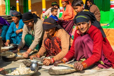31 Ocak 2023, Tehri Garhwal, Uttarakhand, Hindistan. Evlilik töreni sırasında geleneksel mutfakları grup olarak hazırlayan kadınlar. Jaunsar-Jaunpur Bölgesi