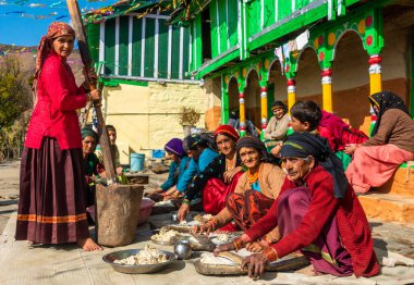 31 Ocak 2023, Tehri Garhwal, Uttarakhand, Hindistan. Evlilik töreni sırasında geleneksel mutfakları grup olarak hazırlayan kadınlar. Jaunsar-Jaunpur Bölgesi