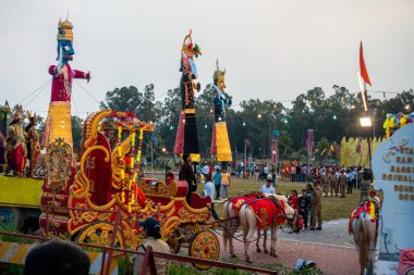 19 Ekim 2022, Dehradun, Uttarakhand, Hindistan. Ravana, Kumbkarana ve Meghnath kuklaları Vijayadashmi festivalinde etraftaki tüm insanlar.