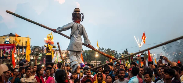 Října 2022 Dehradun Uttarakhand Indie Malá Holčička Vystupující Laně Tyčí — Stock fotografie