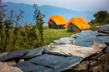Kamp alanında turuncu uçakla gezen kamplar. Tibba 'nın Dırdırı, Uttarakhand' ın Himalaya bölgesi. Seyahat ve Kamp
