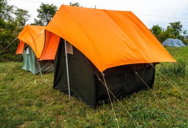 Kamp alanında turuncu uçakla gezen kamplar. Tibba 'nın Dırdırı, Uttarakhand' ın Himalaya bölgesi. Seyahat ve Kamp