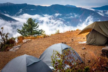 Kamp alanında turuncu uçakla gezen kamplar. Tibba 'nın Dırdırı, Uttarakhand' ın Himalaya bölgesi. Seyahat ve Kamp