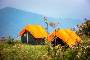 Kamp alanında turuncu uçakla gezen kamplar. Tibba 'nın Dırdırı, Uttarakhand' ın Himalaya bölgesi. Seyahat ve Kamp