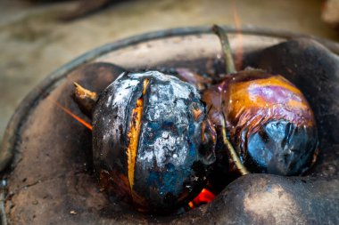 Kuzey Hindistan 'da Angeethi adında geleneksel bir kil ocağında tam kavrulmuş patlıcan ya da brinjal. Kuzey Hint mutfağı hazırlığı, Baigan ka Bharta. Hindistan