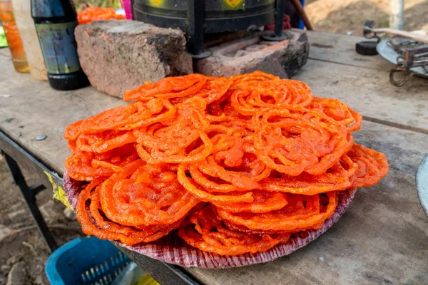 Jalebi 印地安人传统甜点烹饪在路边的食品店 — 图库照片
