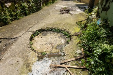 Dairesel kapaklı beton kanalizasyon çukurları. Hindistan.