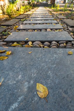 Taş kiremitler ve çakıl taşlarından yapılmış iyi korunmuş bir kaldırım. Uttarakhand Hindistan.