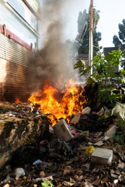 18 Kasım 2022. İnorganik atık yakmak büyük alevler ve siyah duman çıkartıyor. Uttarakhand Hindistan.