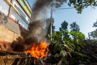 18 Kasım 2022. İnorganik atık yakmak büyük alevler ve siyah duman çıkartıyor. Uttarakhand Hindistan.