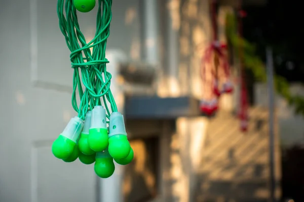 Een Close Van Multicolor Led Lampen Hangend Aan Een Dak — Stockfoto