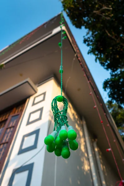 マルチコロールのクローズアップショットは ディープワリ祭りの間にインドの家庭の屋上にぶら下がる電球を導きました ウッタルカンド インド — ストック写真