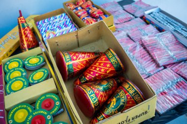 28 Haziran 2023, Uttarakhand, Hindistan. Masa üstünde farklı tipte kestane fişeği. Diwali festivali.