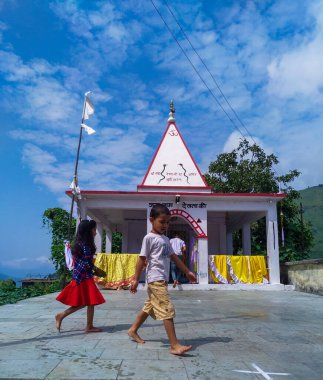 14 Ekim 2022 Uttarakhand Hindistan. Küçük çocuklar Hindu tapınağının avlusunda oynuyorlar. Neşeli anlar