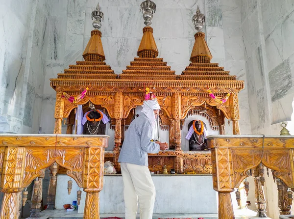 2022年10月14日 印度Uttarakhand 穆索里 Bhadraj寺里面的人印度教神和华丽的木制建筑 — 图库照片