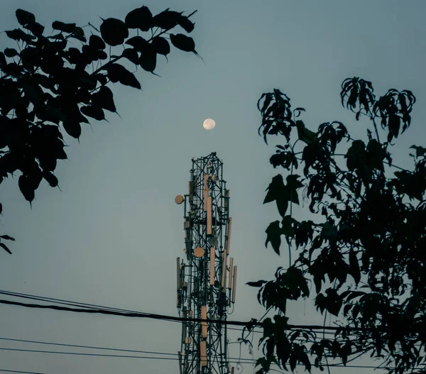 Unikalne Ujęcie Poranna Pełnia Księżyca Szczycie Wieży Sieciowej Malowniczym Uttarakhand — Zdjęcie stockowe