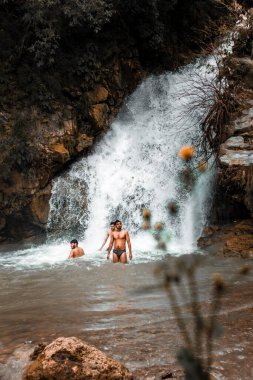 14 Ekim 2022 Uttarakhand, Hindistan. Dehradun şehrinin varoşlarında serinletici bir şelale banyosunun tadını çıkaran genç arkadaşlar, Shikhar Fall
