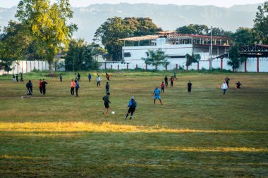 14 Ekim 2022 Uttarakhand, Hindistan. Stadyumda futbol oynayan orta yaşlı amatör adamlar. Oyuna olan aşkı ve aktif sportmenlik duygusunu gözler önüne seren ruhani bir maç.