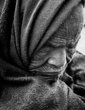 14 Ekim 2022 Uttarakhand, Hindistan. Yaşlı Hintli kadının buruşuk suratının yoğun monokrom görüntüsü, derin bir yansımayla gözler kapalı. Yaşlanan zarafetin ebedi tasviri