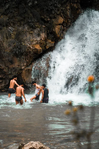 Outubro 2022 Uttarakhand Índia Jovens Amigos Desfrutando Refrescante Banho Cachoeira — Fotografia de Stock