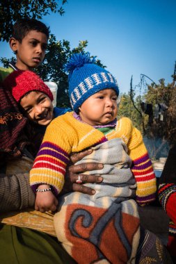 14 Ekim 2022 Uttarakhand, Hindistan. Kuzey Hint köyü çocukları kışın giyinmiş, etnik kökenlerini kucaklıyorlar. Kış mevsiminde kültürel çeşitlilik ve sıcaklık.