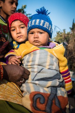 14 Ekim 2022 Uttarakhand, Hindistan. Kuzey Hint köyü çocukları kışın giyinmiş, etnik kökenlerini kucaklıyorlar. Kış mevsiminde kültürel çeşitlilik ve sıcaklık.