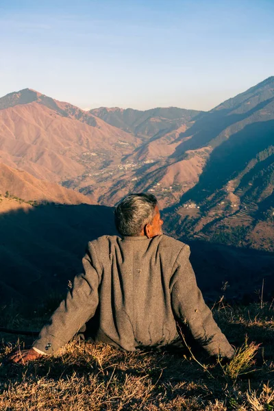 Října 2022 Uttarakhand Indie Domorodý Stařešina Důchodu Raduje Klidné Himálajské — Stock fotografie