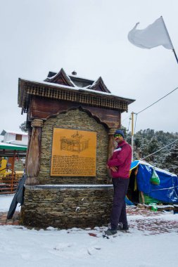 14 Ekim 2022, Uttarakhand Hindistan. Kartik Swami tapınağının turist pozları Rudraprayag, Uttarakhand, Hindistan 'daki kış karları arasında sergileniyor. Manzara güzelliği ve dingin çevresi.