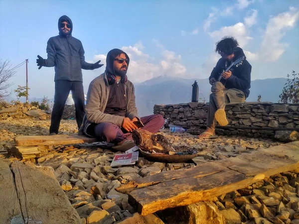 October 14Th 2022 Uttarakhand India Happy Campers Strumming Guitars Enjoying — Stock Photo, Image