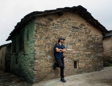 14 Ekim 2022, Uttarakhand Hindistan. Maceracı turist, Garhwal Himalayaları 'nda, çamur ve taş evler arasında kırsal mimariyi keşfediyor. Uttarakhand 'ın çekiciliğini keşfetmek.