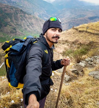 14 Ekim 2022 Uttarakhand, Hindistan. Selfie çubuğuyla gezen yürüyüşçü Hindistan 'ın Uttarakhand kentindeki Nag Tibba dağlarında keşif gezisini yakalıyor. Maceracılar için heyecan verici stok medyası