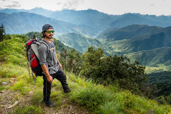 Ottobre 2022 Uttarakhand India Escursionista Avventuroso Zaino Rosso Occhiali Sole — Foto Stock