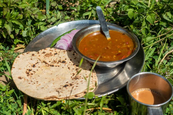 インドのRoti Sabzi インドのパンと野菜カレー ヒマラヤのキャンプ中に屋外でフードプレッターと紅茶を提供しています ウッタルカンド インド — ストック写真